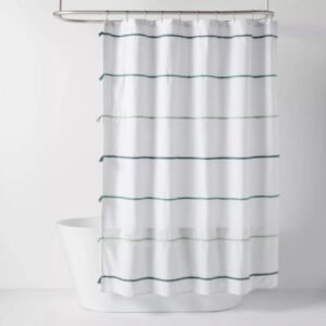 Cortina de ducha infantil a rayas bordadas con borlas en la punta sobre fondo blanco, lavable a máquina, cierre con ojales, tejido de sarga, mide 72 pulgadas x 72 pulgadas