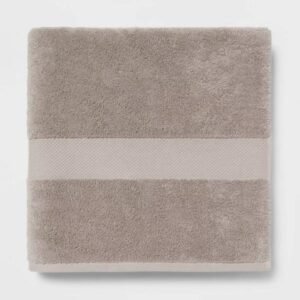 Toalla de baño multirayas color crema agria/gris - Hearth & Hand? con magnolia: 100 % algodón