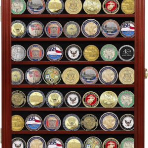 Vitrina DisplayGifts caoba para 56 monedas de desafío. Su acrílico con protección UV y estantes ranurados protegen y exhiben con orgullo tus medallas militares. ¡Hazla destacar en tu pared!