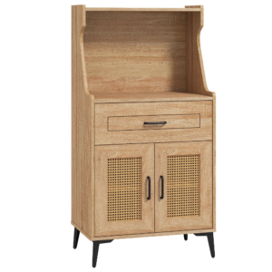 Mueble para barra de café color roble, con panel perforado, cajón, puertas tipo mimbre y estante ajustable; práctico y decorativo.