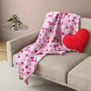 Manta de felpa  con estampado de mini corazones. Tono marfil/rosa y rojo, 60 pulgadas de largo x 50 pulgadas de ancho. Lavable en la lavadora.