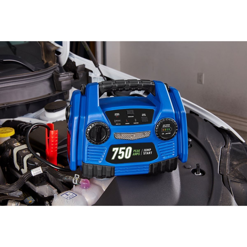 Arrancador portátil CEN-TECH 750?A, compacto y ligero, para autos de 4 cilindros. Incluye luz LED, salida USB y protección de polaridad, confiable y fácil de usar. - Imagen 2