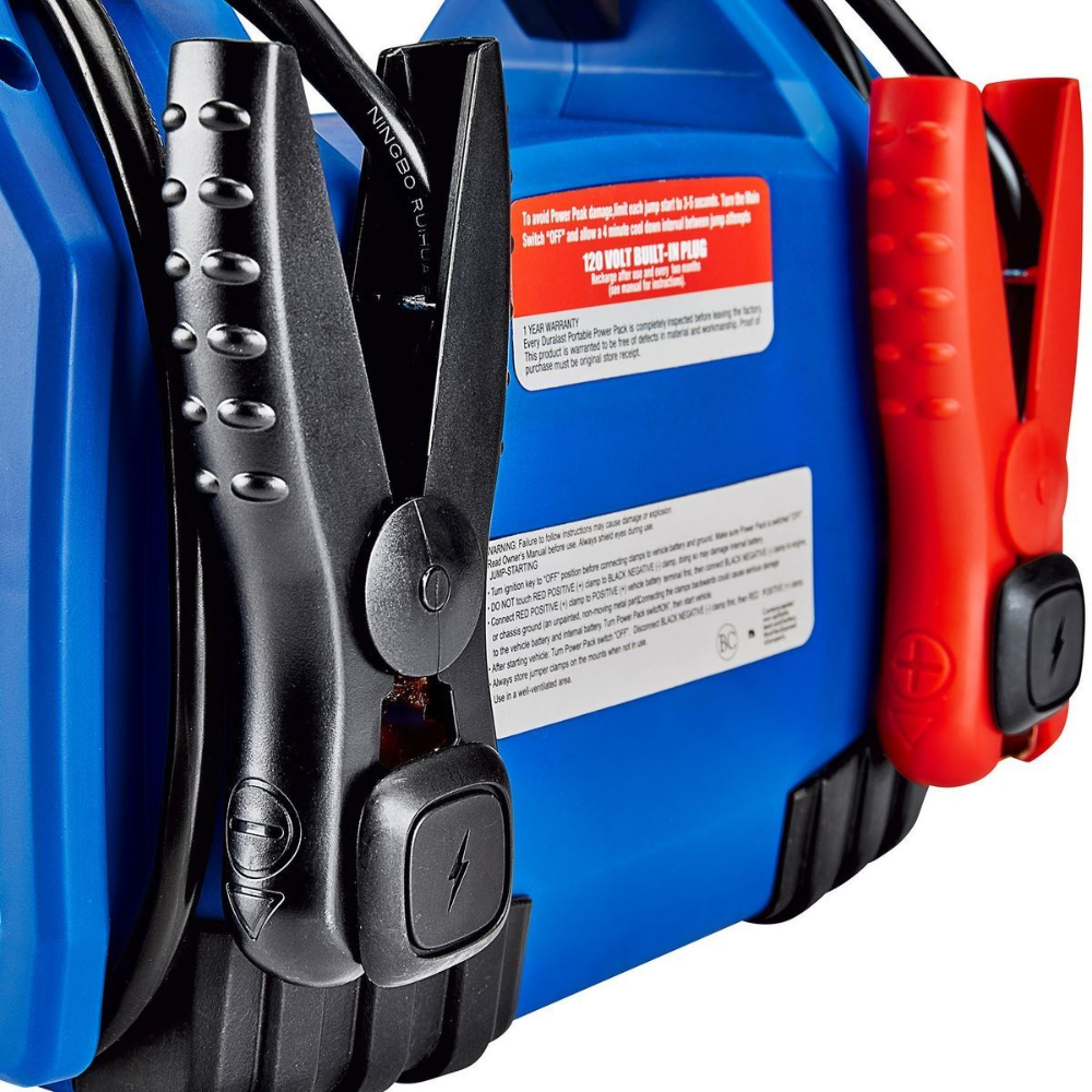 Arrancador portátil CEN-TECH 750?A, compacto y ligero, para autos de 4 cilindros. Incluye luz LED, salida USB y protección de polaridad, confiable y fácil de usar. - Imagen 5