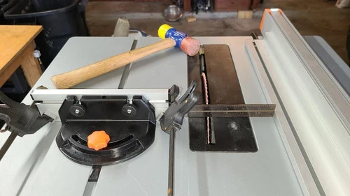 Sierra de mesa 10? de 15 amperios, motor 4250 RPM, ideal para cortes precisos en madera, carpintería y trabajos de taller. - Imagen 2