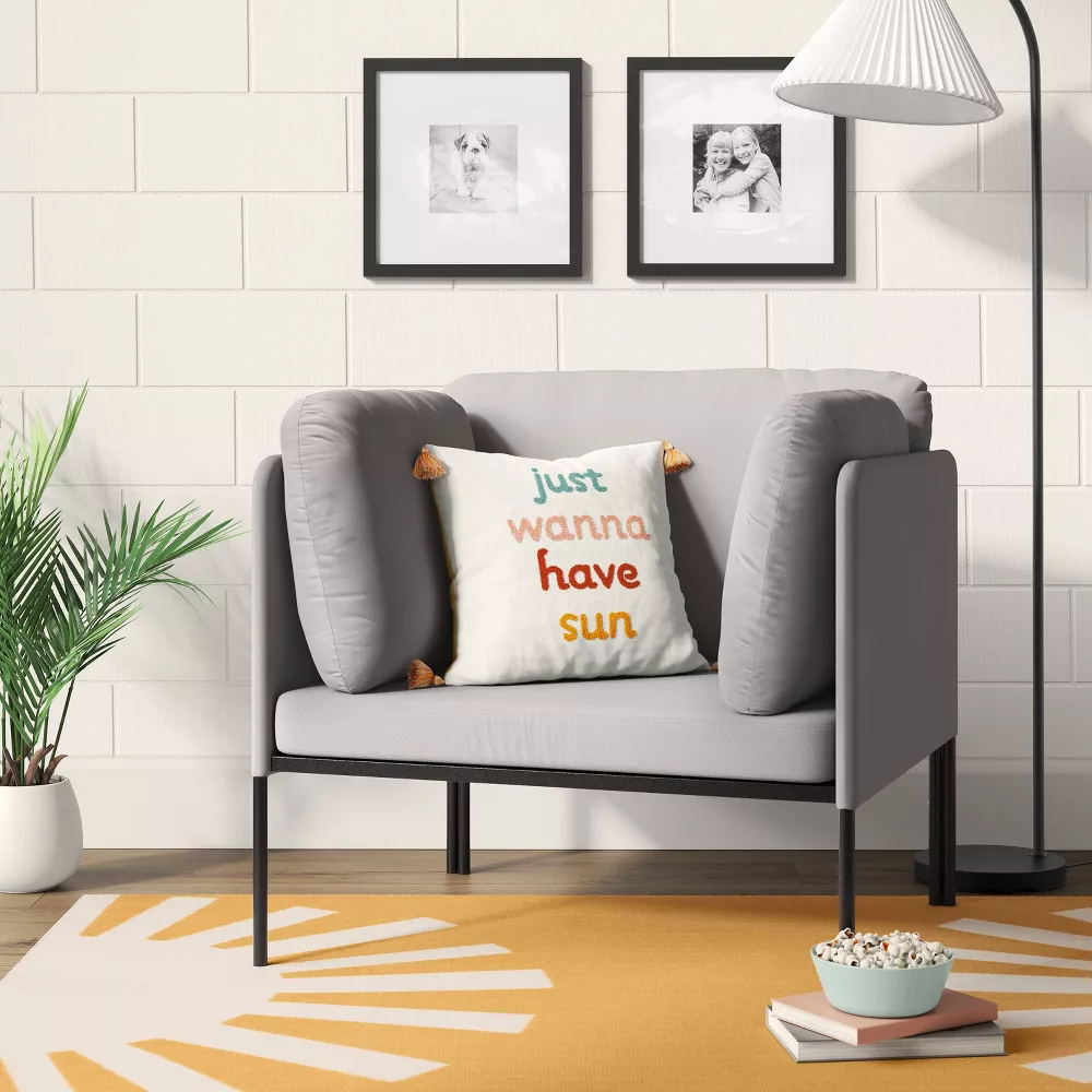 DESCRIPCION IA Silla , gris. Diseño moderno y compacto en tela de poliéster. Patas de madera robustas. Ideal para espacios reducidos aportando un estilo minimalista y confort - Imagen 3