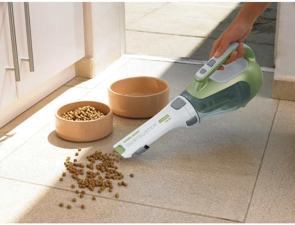 Aspiradora de mano inalámbrica Black+Decker CHV1410L azul/blanco, Elimina el pelo, la suciedad y los residuos de alfombras, interiores de automóviles, muebles y zonas de mucho tránsito. - Imagen 6
