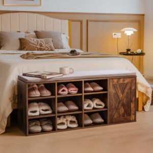 Zapatero 9 cubos con cojín y armario. Madera/lino. 43.5x12x19.5 in (110.5x30.5x49.5 cm). Carga 300 lbs (136 kg). Estantes removibles que adaptan el espacio para organizar calzado alto.