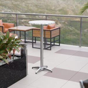Mesa de barra Flash Furniture de metal. 24x41 in (60.9x104.1 cm). Acero con recubrimiento antióxido que soporta la intemperie, garantizando larga vida útil en exteriores o negocios.