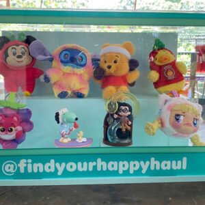 Set coleccionable de peluches y figuras con personajes como Stitch, Minnie, Pooh, Snoopy y más; incluye vitrina acrílica para exhibición.